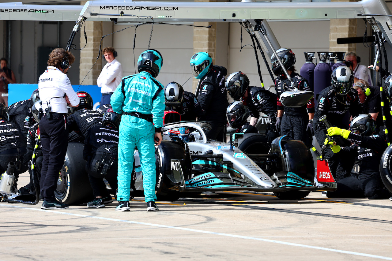 GP STATI UNITI, George Russell (GBR) Mercedes AMG F1 W13 pit stop.
23.10.2022. Formula 1 World Championship, Rd 19, United States Grand Prix, Austin, Texas, USA, Gara Day.
- www.xpbimages.com, EMail: requests@xpbimages.com ¬© Copyright: Batchelor / XPB Images