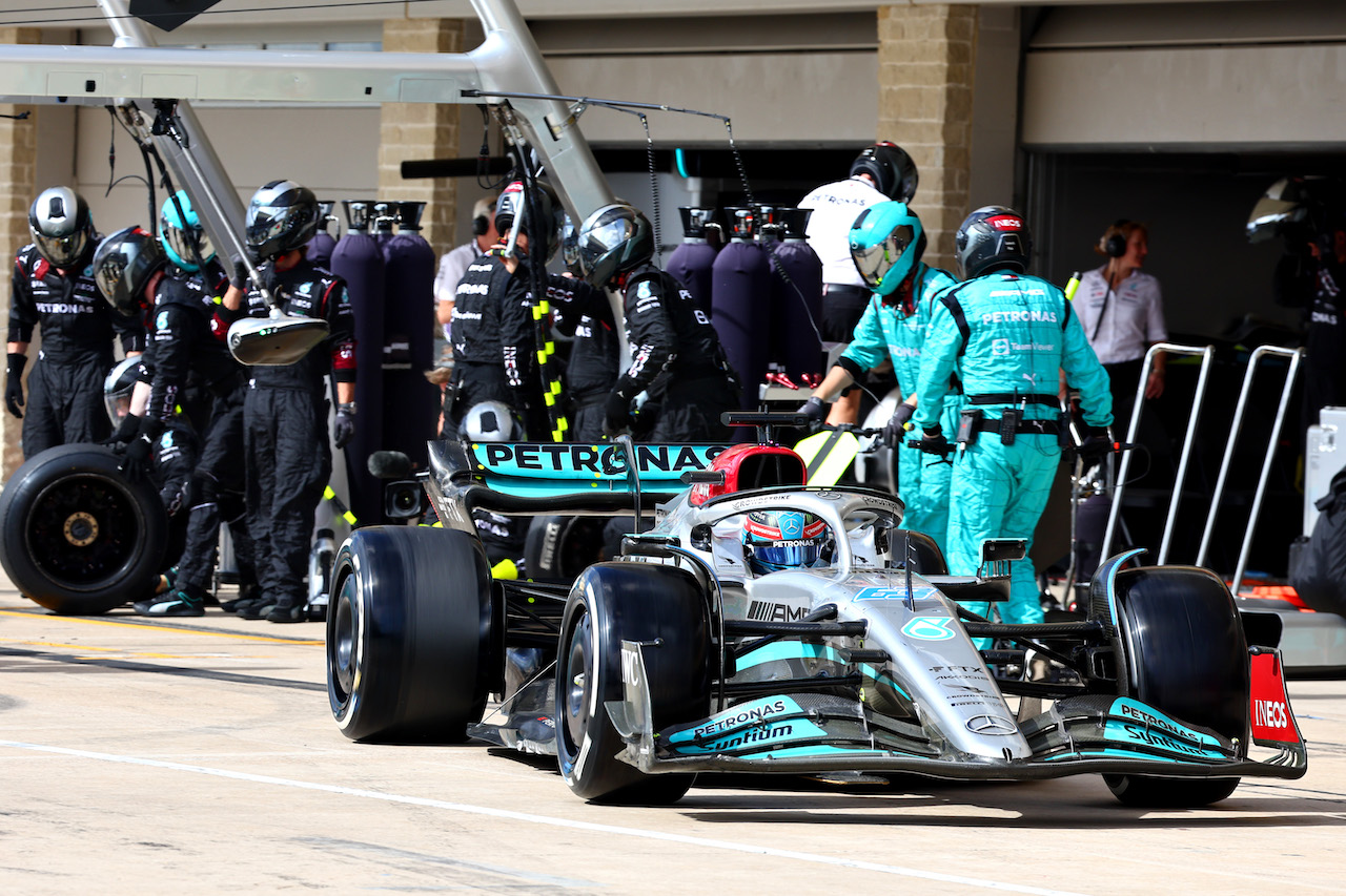 GP STATI UNITI, George Russell (GBR) Mercedes AMG F1 W13 pit stop.
23.10.2022. Formula 1 World Championship, Rd 19, United States Grand Prix, Austin, Texas, USA, Gara Day.
- www.xpbimages.com, EMail: requests@xpbimages.com ¬© Copyright: Batchelor / XPB Images