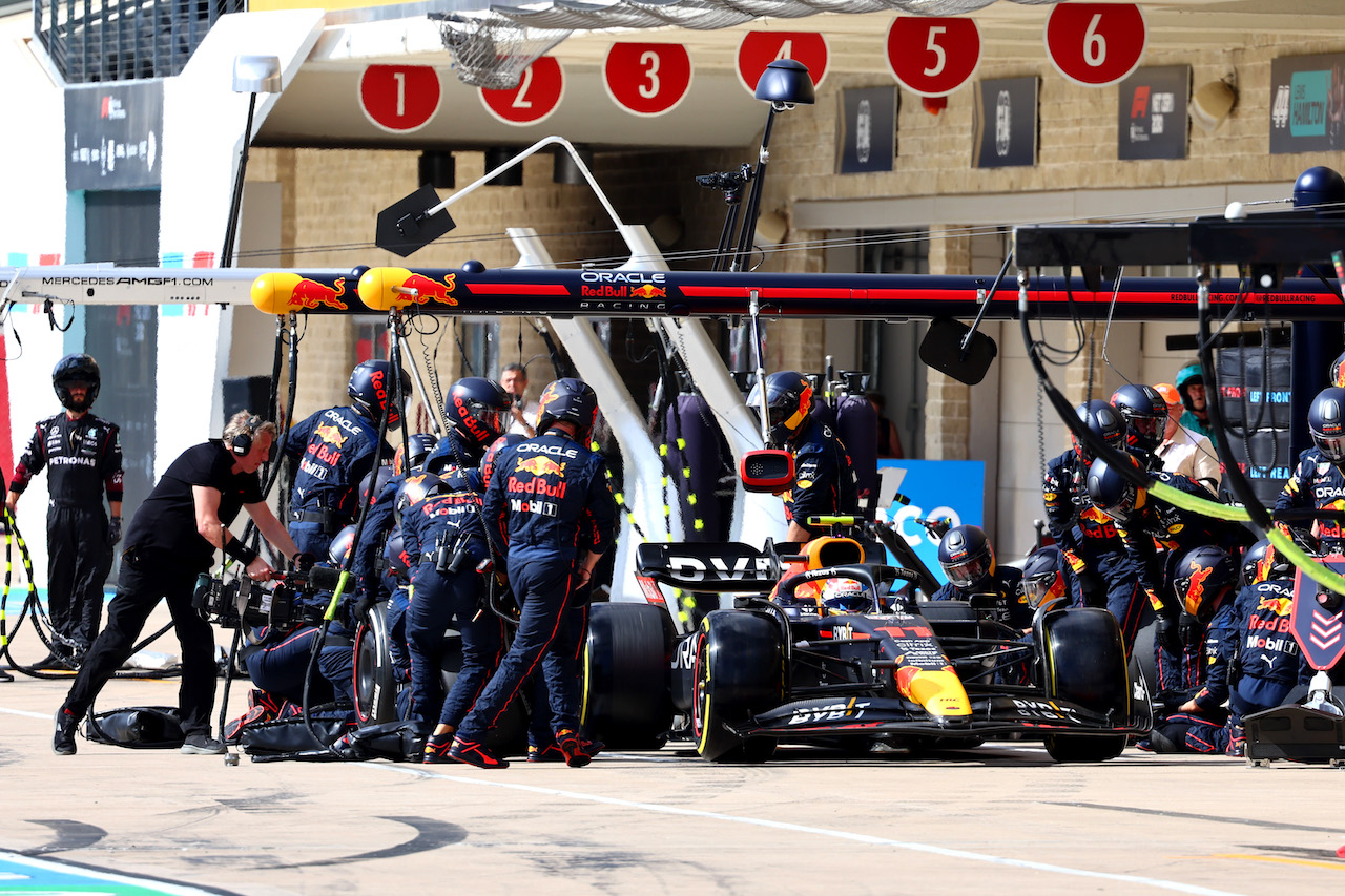 GP STATI UNITI, Sergio Perez (MEX) Red Bull Racing RB18 pit stop.
23.10.2022. Formula 1 World Championship, Rd 19, United States Grand Prix, Austin, Texas, USA, Gara Day.
- www.xpbimages.com, EMail: requests@xpbimages.com ¬© Copyright: Batchelor / XPB Images