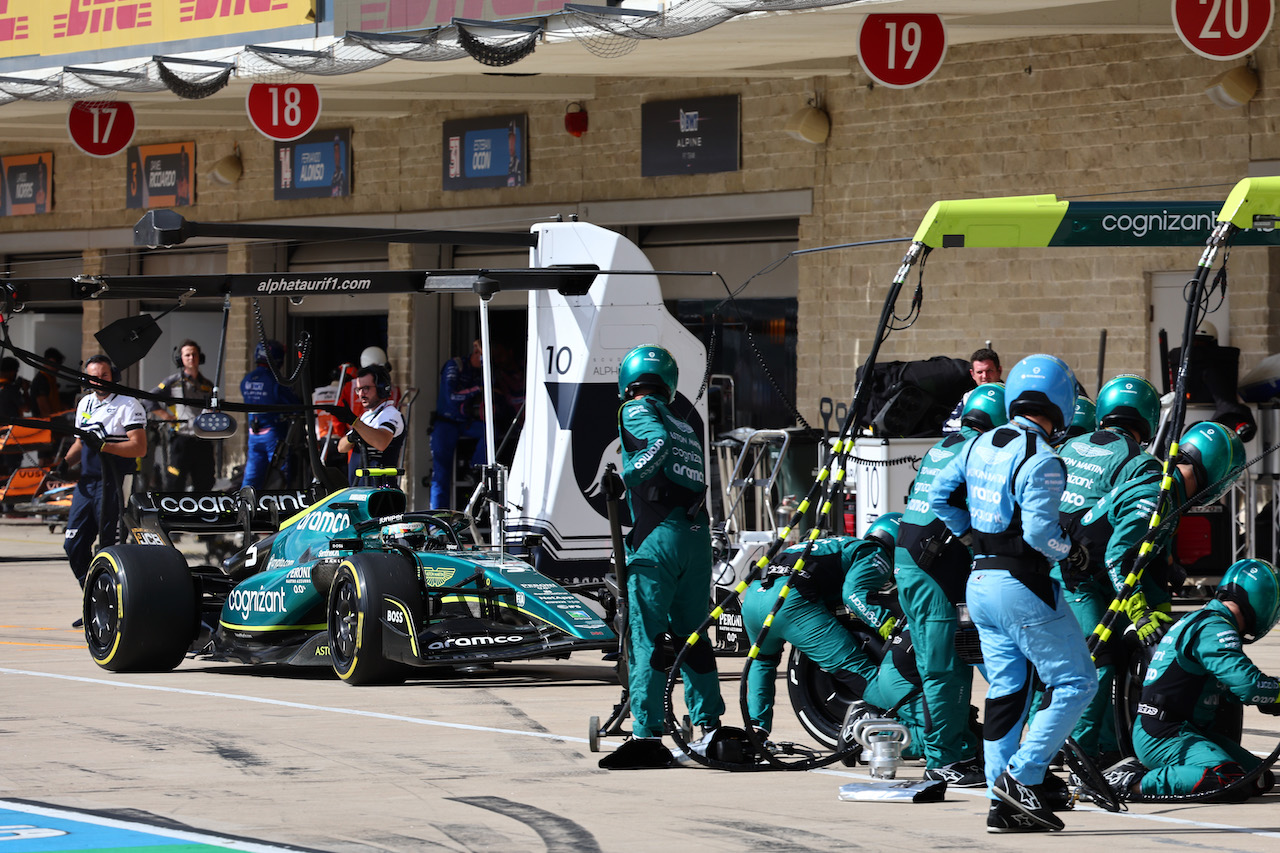 GP STATI UNITI, Sebastian Vettel (GER) Aston Martin F1 Team AMR22 pit stop.
23.10.2022. Formula 1 World Championship, Rd 19, United States Grand Prix, Austin, Texas, USA, Gara Day.
- www.xpbimages.com, EMail: requests@xpbimages.com ¬© Copyright: Batchelor / XPB Images