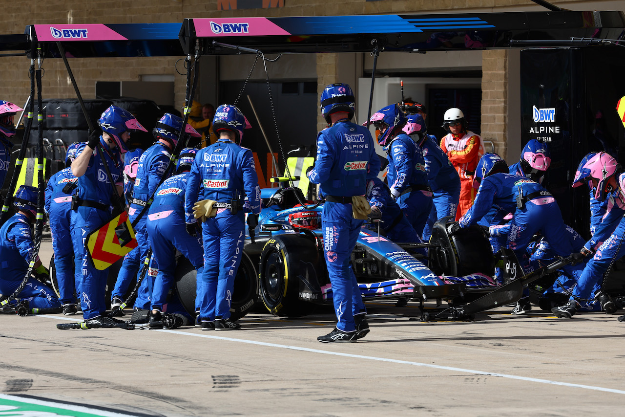 GP STATI UNITI, Esteban Ocon (FRA) Alpine F1 Team A522 pit stop.
23.10.2022. Formula 1 World Championship, Rd 19, United States Grand Prix, Austin, Texas, USA, Gara Day.
- www.xpbimages.com, EMail: requests@xpbimages.com ¬© Copyright: Batchelor / XPB Images