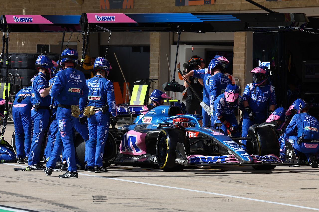 GP STATI UNITI, Esteban Ocon (FRA) Alpine F1 Team A522 pit stop.
23.10.2022. Formula 1 World Championship, Rd 19, United States Grand Prix, Austin, Texas, USA, Gara Day.
- www.xpbimages.com, EMail: requests@xpbimages.com ¬© Copyright: Batchelor / XPB Images
