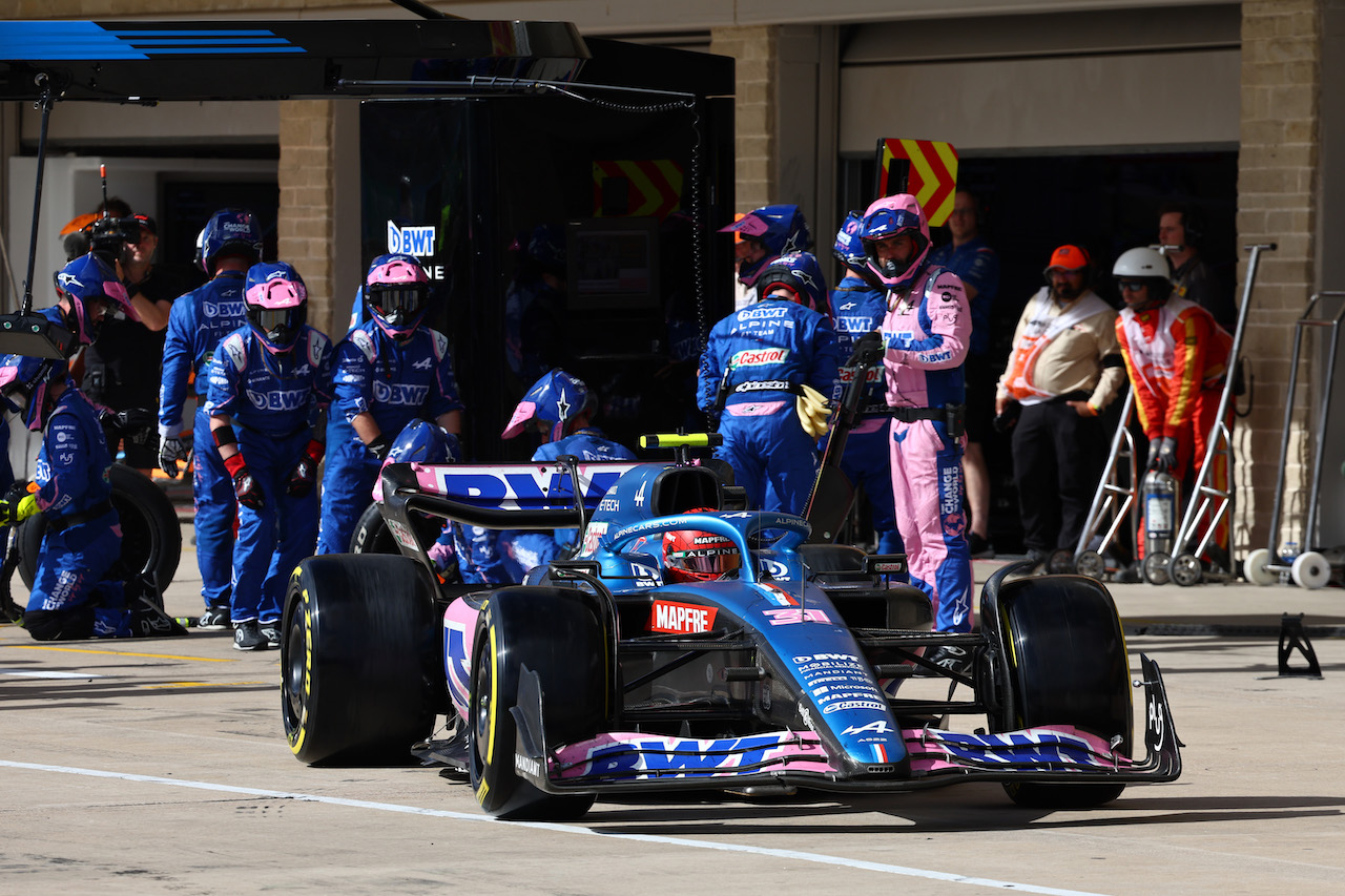 GP STATI UNITI, Esteban Ocon (FRA) Alpine F1 Team A522 pit stop.
23.10.2022. Formula 1 World Championship, Rd 19, United States Grand Prix, Austin, Texas, USA, Gara Day.
- www.xpbimages.com, EMail: requests@xpbimages.com ¬© Copyright: Batchelor / XPB Images