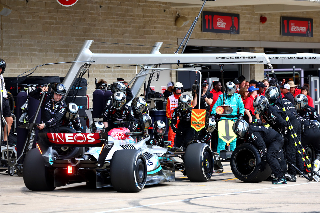 GP STATI UNITI, George Russell (GBR) Mercedes AMG F1 W13 pit stop.
23.10.2022. Formula 1 World Championship, Rd 19, United States Grand Prix, Austin, Texas, USA, Gara Day.
- www.xpbimages.com, EMail: requests@xpbimages.com ¬© Copyright: Batchelor / XPB Images