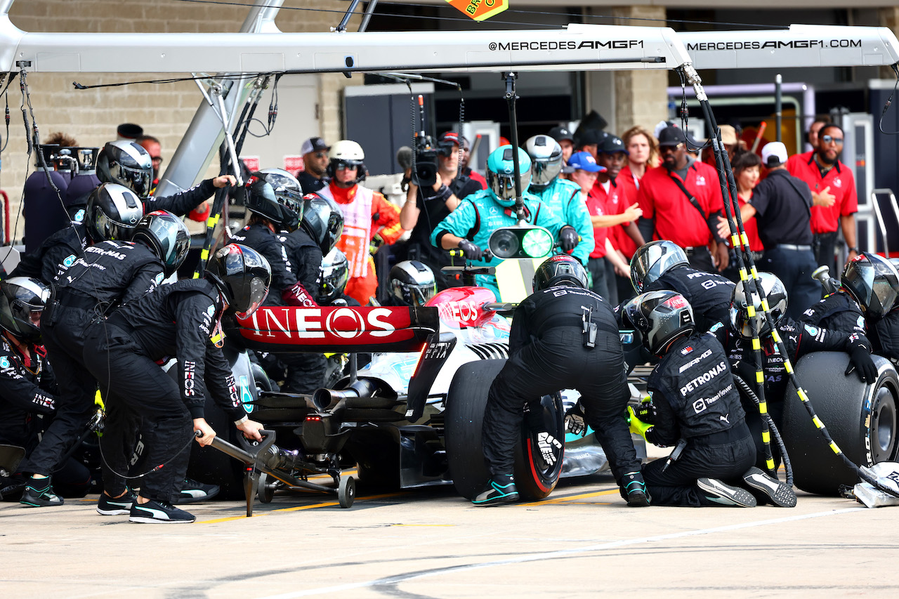 GP STATI UNITI, George Russell (GBR) Mercedes AMG F1 W13 pit stop.
23.10.2022. Formula 1 World Championship, Rd 19, United States Grand Prix, Austin, Texas, USA, Gara Day.
- www.xpbimages.com, EMail: requests@xpbimages.com ¬© Copyright: Batchelor / XPB Images