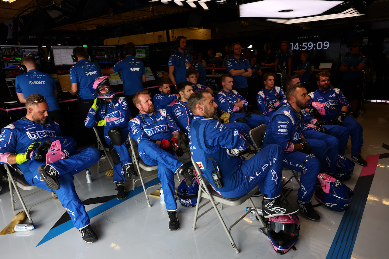 GP STATI UNITI, Alpine meccanici in the garage.
23.10.2022. Formula 1 World Championship, Rd 19, United States Grand Prix, Austin, Texas, USA, Gara Day.
- www.xpbimages.com, EMail: requests@xpbimages.com ¬© Copyright: Batchelor / XPB Images