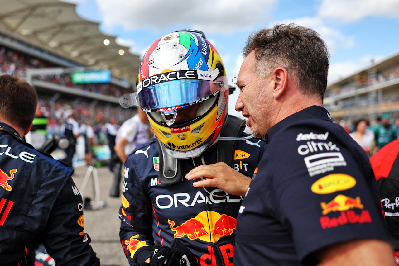 GP STATI UNITI, Sergio Perez (MEX) Red Bull Racing with Christian Horner (GBR) Red Bull Racing Team Principal on the grid.
23.10.2022. Formula 1 World Championship, Rd 19, United States Grand Prix, Austin, Texas, USA, Gara Day.
- www.xpbimages.com, EMail: requests@xpbimages.com © Copyright: Bearne / XPB Images