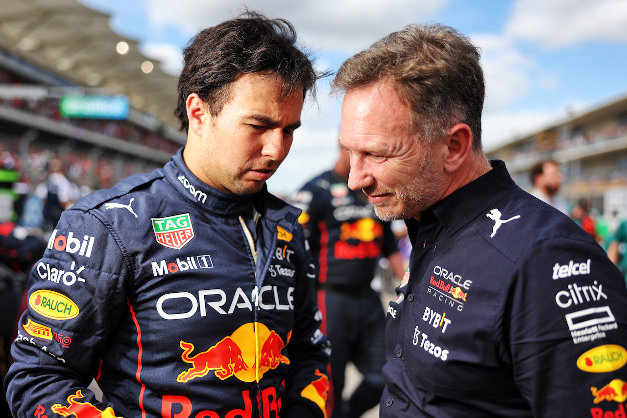 GP STATI UNITI, Sergio Perez (MEX) Red Bull Racing with Christian Horner (GBR) Red Bull Racing Team Principal on the grid.
23.10.2022. Formula 1 World Championship, Rd 19, United States Grand Prix, Austin, Texas, USA, Gara Day.
- www.xpbimages.com, EMail: requests@xpbimages.com © Copyright: Bearne / XPB Images