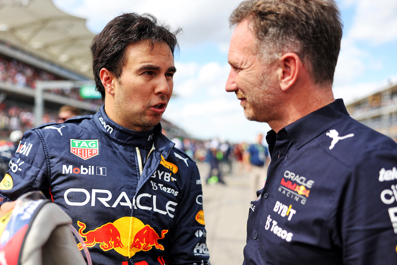 GP STATI UNITI, Sergio Perez (MEX) Red Bull Racing with Christian Horner (GBR) Red Bull Racing Team Principal on the grid.
23.10.2022. Formula 1 World Championship, Rd 19, United States Grand Prix, Austin, Texas, USA, Gara Day.
- www.xpbimages.com, EMail: requests@xpbimages.com © Copyright: Bearne / XPB Images