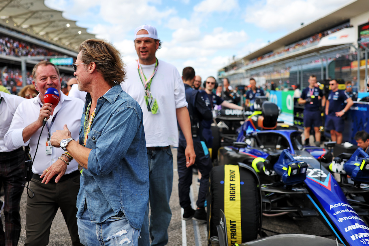 GP STATI UNITI, Martin Brundle (GBR) Sky Sports Commentator with Brad Pitt (USA) Actor on the grid.
23.10.2022. Formula 1 World Championship, Rd 19, United States Grand Prix, Austin, Texas, USA, Gara Day.
- www.xpbimages.com, EMail: requests@xpbimages.com © Copyright: Bearne / XPB Images