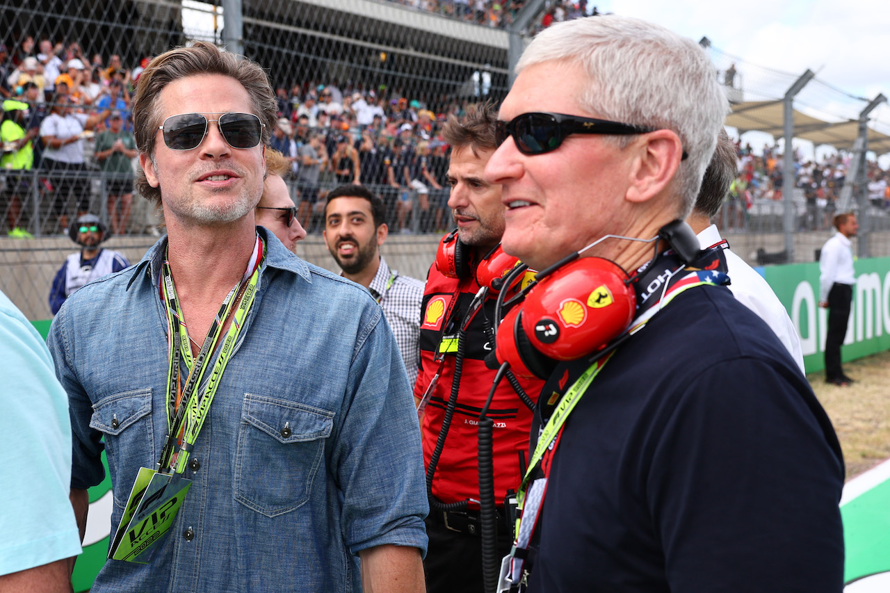 GP STATI UNITI, Brad Pitt (USA) Actor  with Tim Cook
 Chief Executive Officer of Apple.
23.10.2022. Formula 1 World Championship, Rd 19, United States Grand Prix, Austin, Texas, USA, Gara Day.
- www.xpbimages.com, EMail: requests@xpbimages.com ¬© Copyright: Batchelor / XPB Images