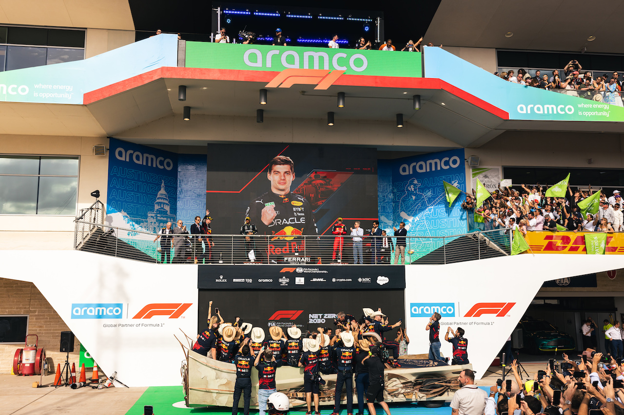 GP STATI UNITI, The podium: Lewis Hamilton (GBR) Mercedes AMG F1, second; Max Verstappen (NLD) Red Bull Racing, vincitore; Charles Leclerc (MON) Ferrari, third.
23.10.2022. Formula 1 World Championship, Rd 19, United States Grand Prix, Austin, Texas, USA, Gara Day.
- www.xpbimages.com, EMail: requests@xpbimages.com © Copyright: Bearne / XPB Images