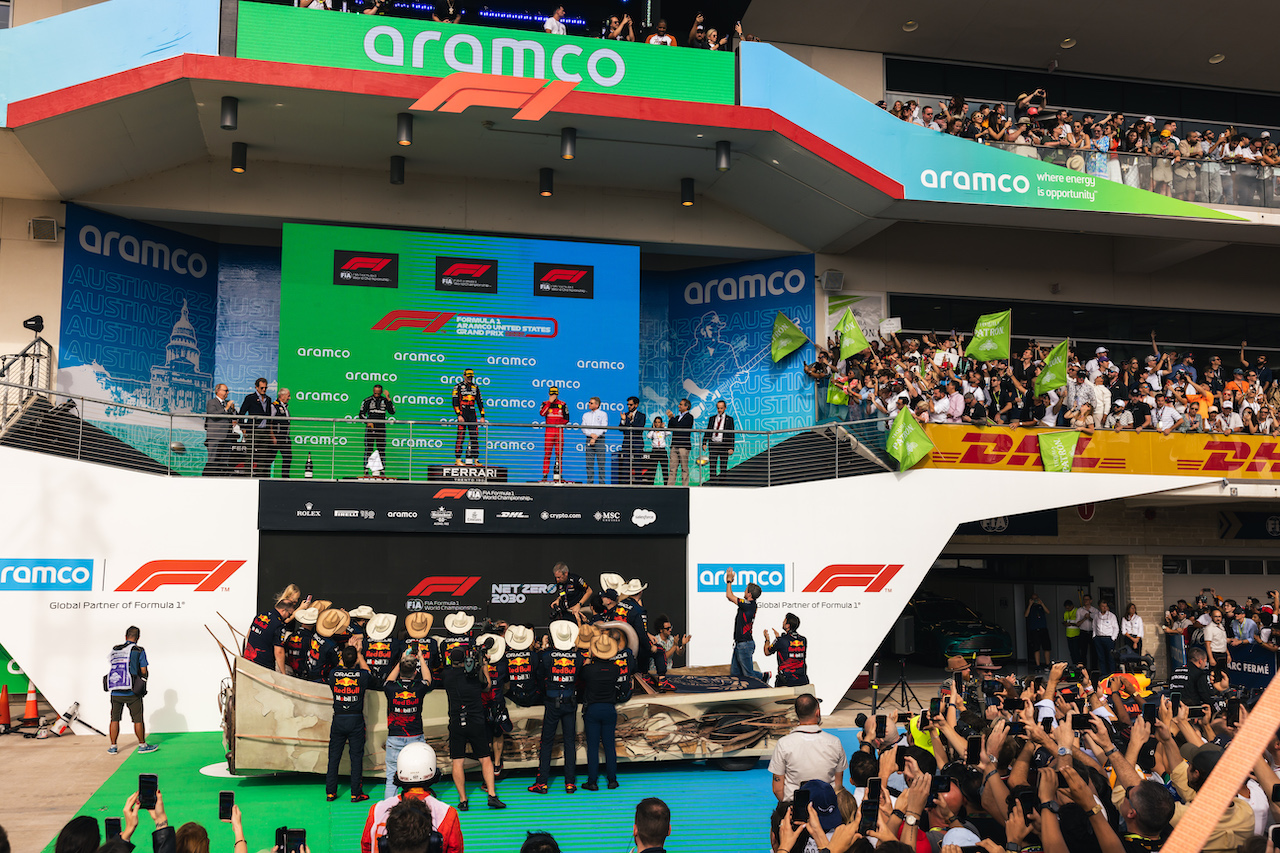 GP STATI UNITI, The podium (L to R): Dr Helmut Marko (AUT) Red Bull Motorsport Consultant; Lewis Hamilton (GBR) Mercedes AMG F1, second; Max Verstappen (NLD) Red Bull Racing, vincitore; Charles Leclerc (MON) Ferrari, third.
23.10.2022. Formula 1 World Championship, Rd 19, United States Grand Prix, Austin, Texas, USA, Gara Day.
- www.xpbimages.com, EMail: requests@xpbimages.com © Copyright: Bearne / XPB Images