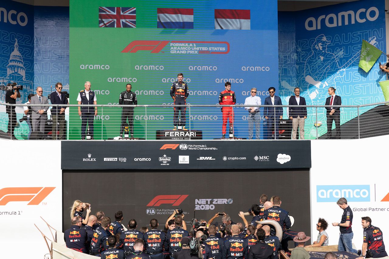GP STATI UNITI, The podium (L to R): Dr Helmut Marko (AUT) Red Bull Motorsport Consultant; Lewis Hamilton (GBR) Mercedes AMG F1, second; Max Verstappen (NLD) Red Bull Racing, vincitore; Charles Leclerc (MON) Ferrari, third.
23.10.2022. Formula 1 World Championship, Rd 19, United States Grand Prix, Austin, Texas, USA, Gara Day.
- www.xpbimages.com, EMail: requests@xpbimages.com © Copyright: Bearne / XPB Images