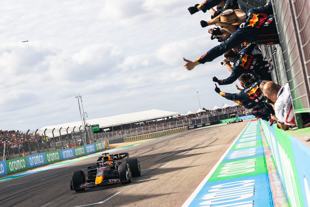 GP STATI UNITI, Gara winner Max Verstappen (NLD) Red Bull Racing RB18 celebrates as he passes the team at the end of the race.
23.10.2022. Formula 1 World Championship, Rd 19, United States Grand Prix, Austin, Texas, USA, Gara Day.
- www.xpbimages.com, EMail: requests@xpbimages.com © Copyright: Bearne / XPB Images