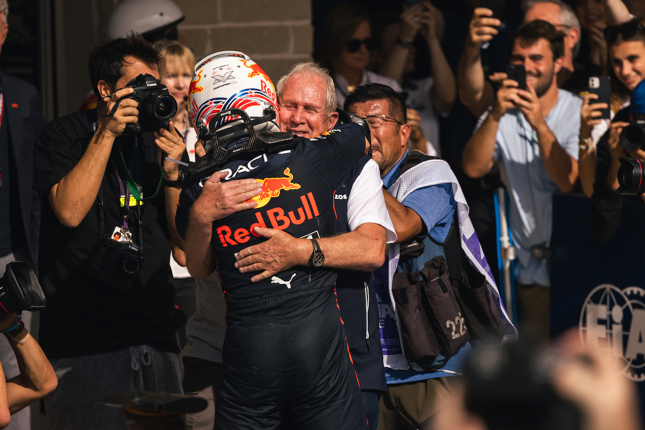 GP STATI UNITI, Gara winner Max Verstappen (NLD) Red Bull Racing celebrates with Dr Helmut Marko (AUT) Red Bull Motorsport Consultant in parc ferme.
23.10.2022. Formula 1 World Championship, Rd 19, United States Grand Prix, Austin, Texas, USA, Gara Day.
- www.xpbimages.com, EMail: requests@xpbimages.com © Copyright: Bearne / XPB Images
