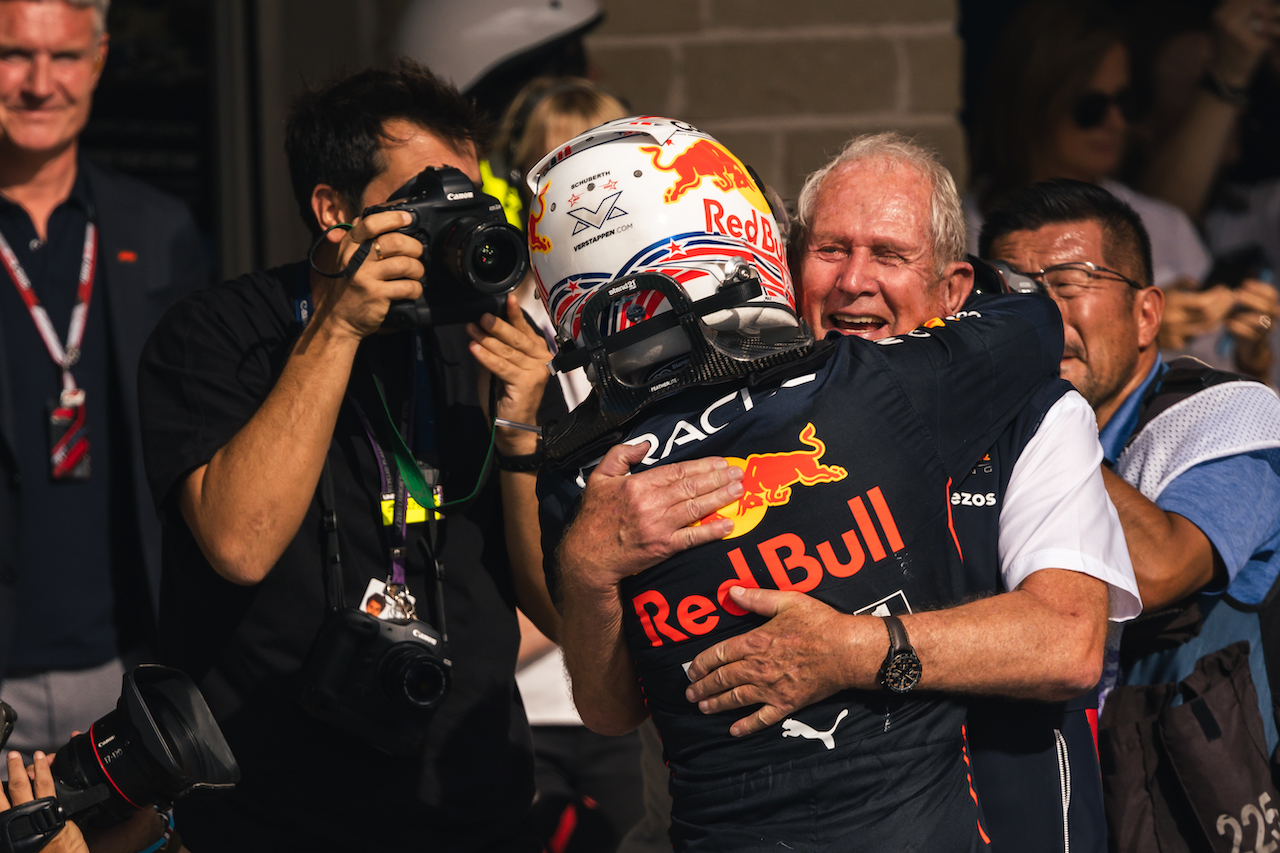 GP STATI UNITI, Gara winner Max Verstappen (NLD) Red Bull Racing celebrates with Dr Helmut Marko (AUT) Red Bull Motorsport Consultant in parc ferme.
23.10.2022. Formula 1 World Championship, Rd 19, United States Grand Prix, Austin, Texas, USA, Gara Day.
- www.xpbimages.com, EMail: requests@xpbimages.com © Copyright: Bearne / XPB Images