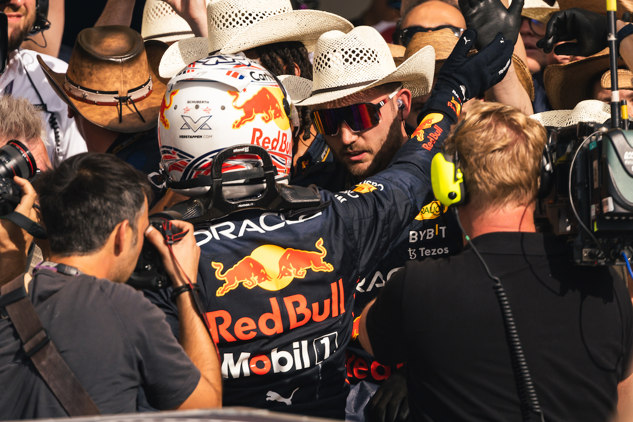 GP STATI UNITI, Gara winner Max Verstappen (NLD) Red Bull Racing celebrates with the team in parc ferme.
23.10.2022. Formula 1 World Championship, Rd 19, United States Grand Prix, Austin, Texas, USA, Gara Day.
- www.xpbimages.com, EMail: requests@xpbimages.com © Copyright: Bearne / XPB Images