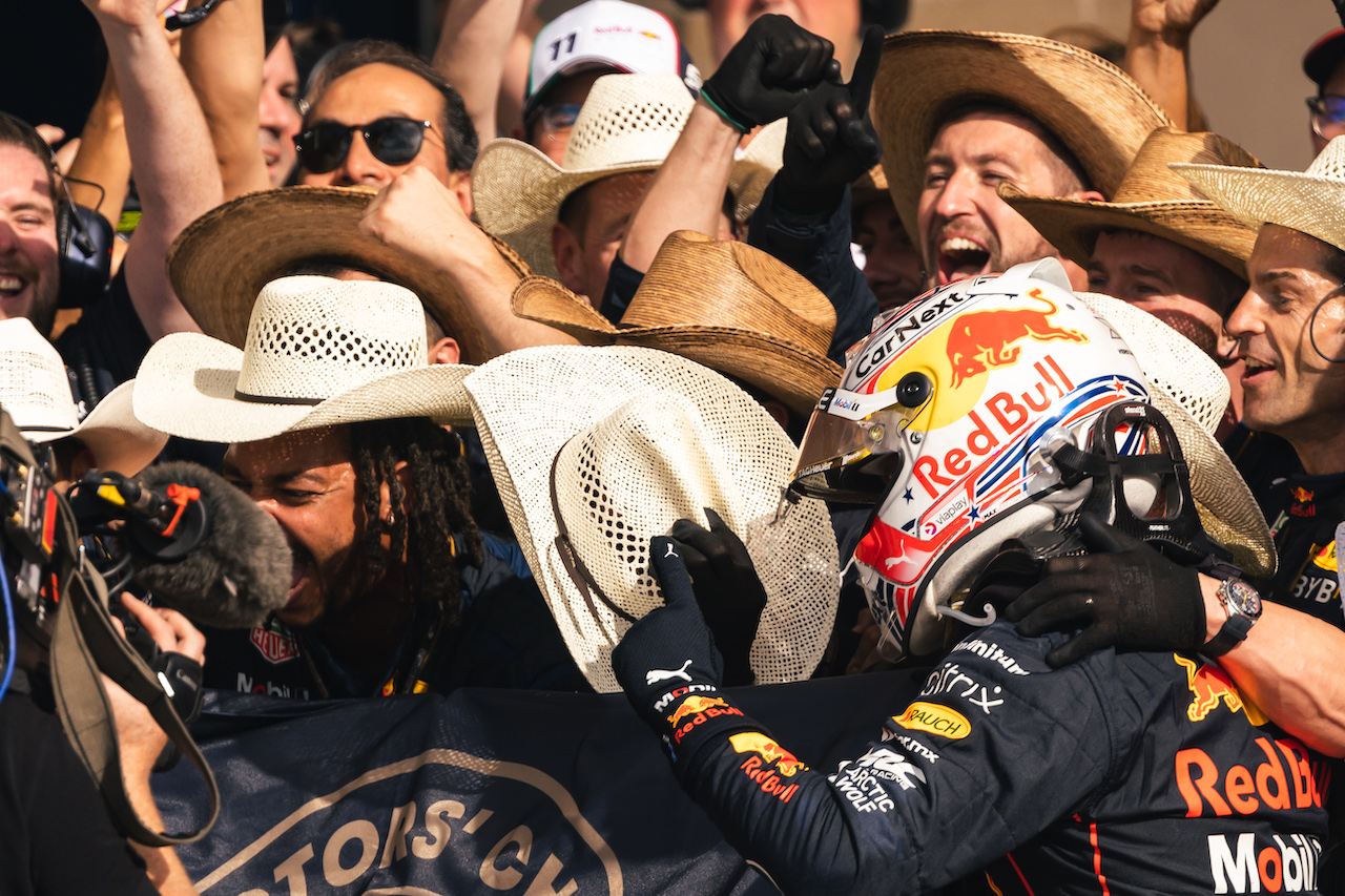 GP STATI UNITI, Gara winner Max Verstappen (NLD) Red Bull Racing celebrates with the team in parc ferme.
23.10.2022. Formula 1 World Championship, Rd 19, United States Grand Prix, Austin, Texas, USA, Gara Day.
- www.xpbimages.com, EMail: requests@xpbimages.com © Copyright: Bearne / XPB Images