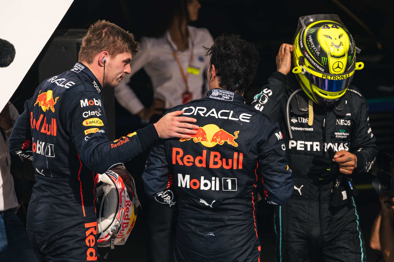 GP STATI UNITI, (L to R): Max Verstappen (NLD) Red Bull Racing with Sergio Perez (MEX) Red Bull Racing e Lewis Hamilton (GBR) Mercedes AMG F1 in parc ferme.
23.10.2022. Formula 1 World Championship, Rd 19, United States Grand Prix, Austin, Texas, USA, Gara Day.
- www.xpbimages.com, EMail: requests@xpbimages.com © Copyright: Bearne / XPB Images