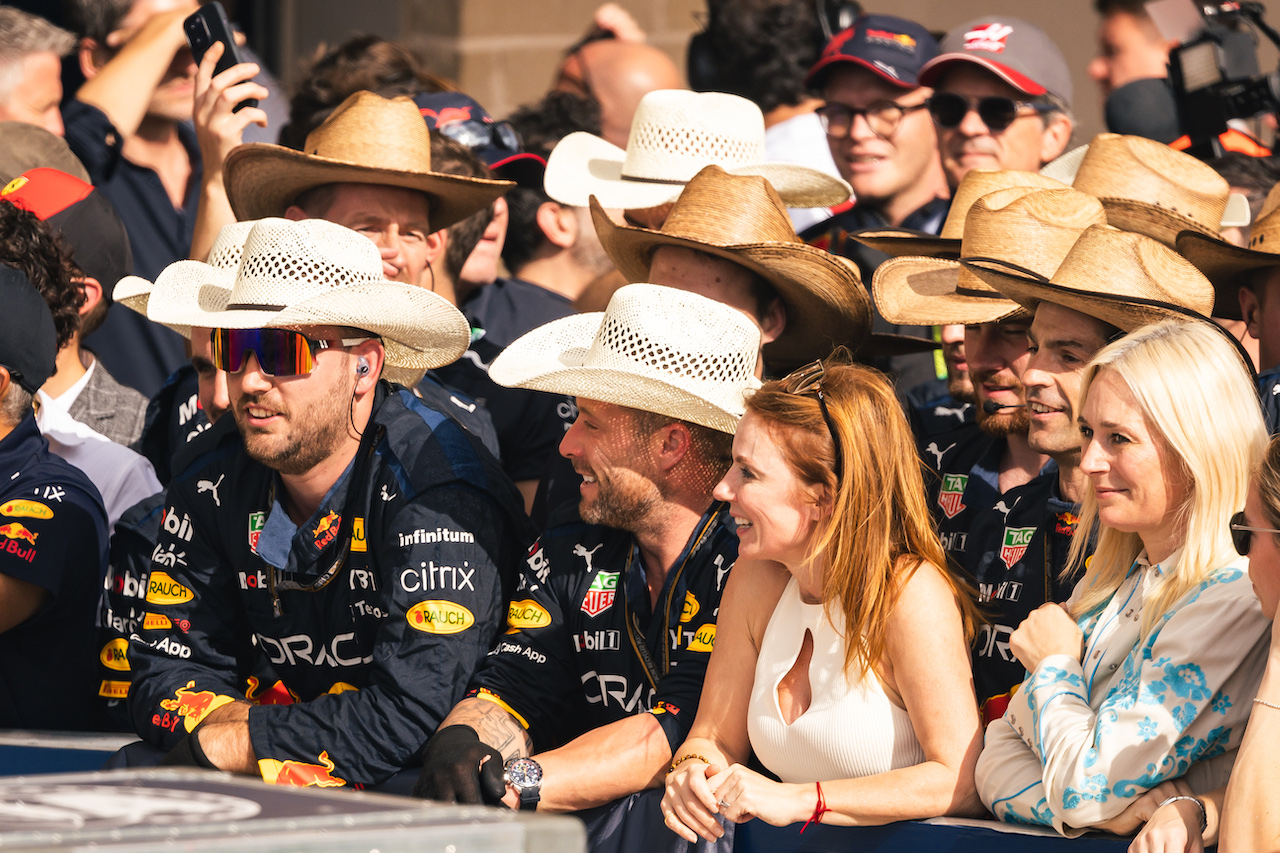 GP STATI UNITI, Geri Horner (GBR) Singer celebrates victory with the Red Bull Racing team.
23.10.2022. Formula 1 World Championship, Rd 19, United States Grand Prix, Austin, Texas, USA, Gara Day.
- www.xpbimages.com, EMail: requests@xpbimages.com © Copyright: Bearne / XPB Images