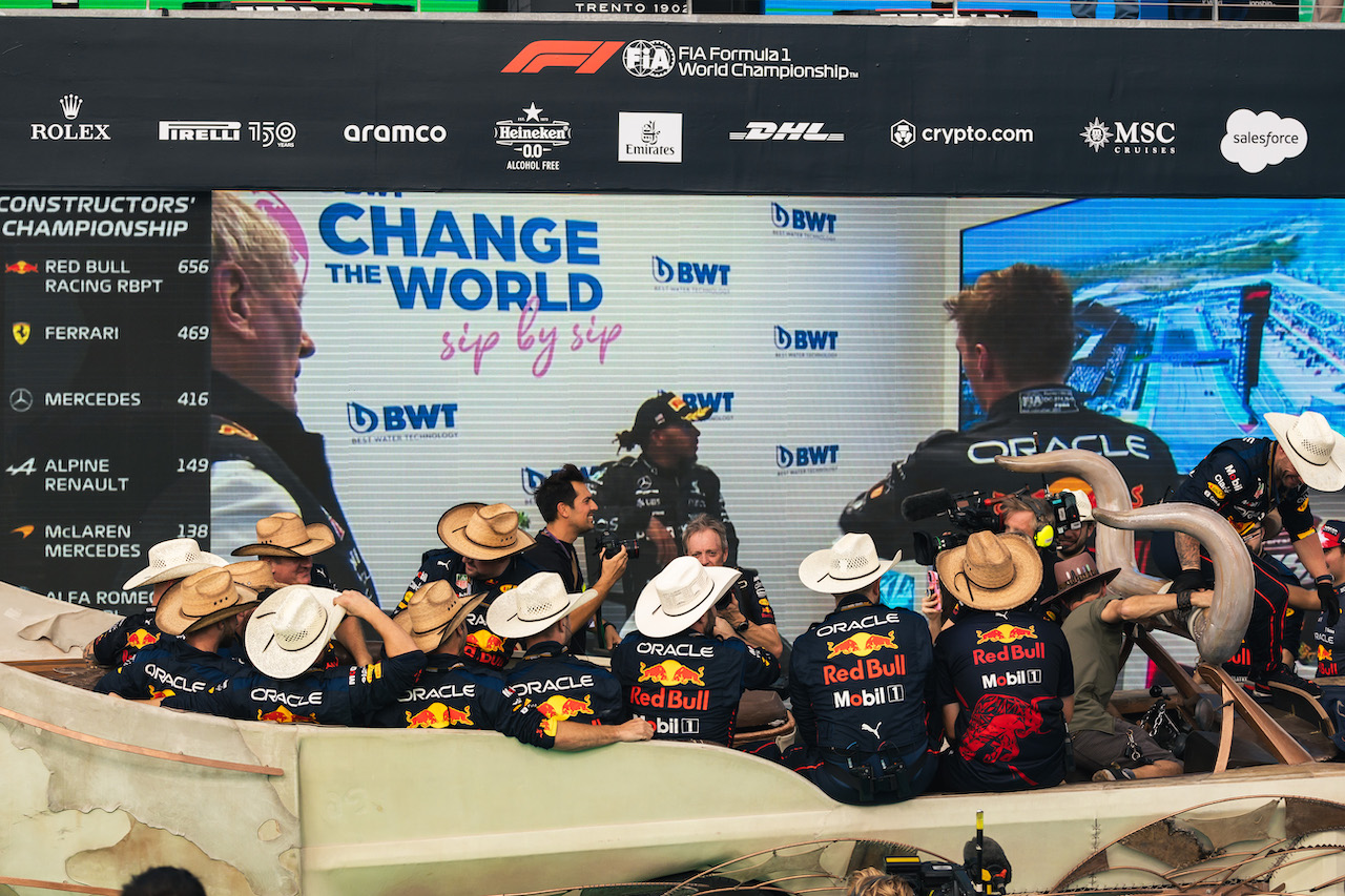 GP STATI UNITI, Red Bull Racing team at the podium.
23.10.2022. Formula 1 World Championship, Rd 19, United States Grand Prix, Austin, Texas, USA, Gara Day.
- www.xpbimages.com, EMail: requests@xpbimages.com © Copyright: Bearne / XPB Images