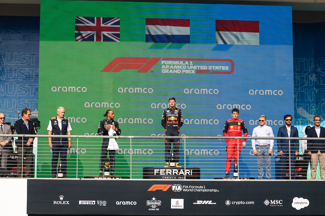 GP STATI UNITI, The podium (L to R): Dr Helmut Marko (AUT) Red Bull Motorsport Consultant; Lewis Hamilton (GBR) Mercedes AMG F1, second; Max Verstappen (NLD) Red Bull Racing, vincitore; Charles Leclerc (MON) Ferrari, third.
23.10.2022. Formula 1 World Championship, Rd 19, United States Grand Prix, Austin, Texas, USA, Gara Day.
- www.xpbimages.com, EMail: requests@xpbimages.com © Copyright: Bearne / XPB Images