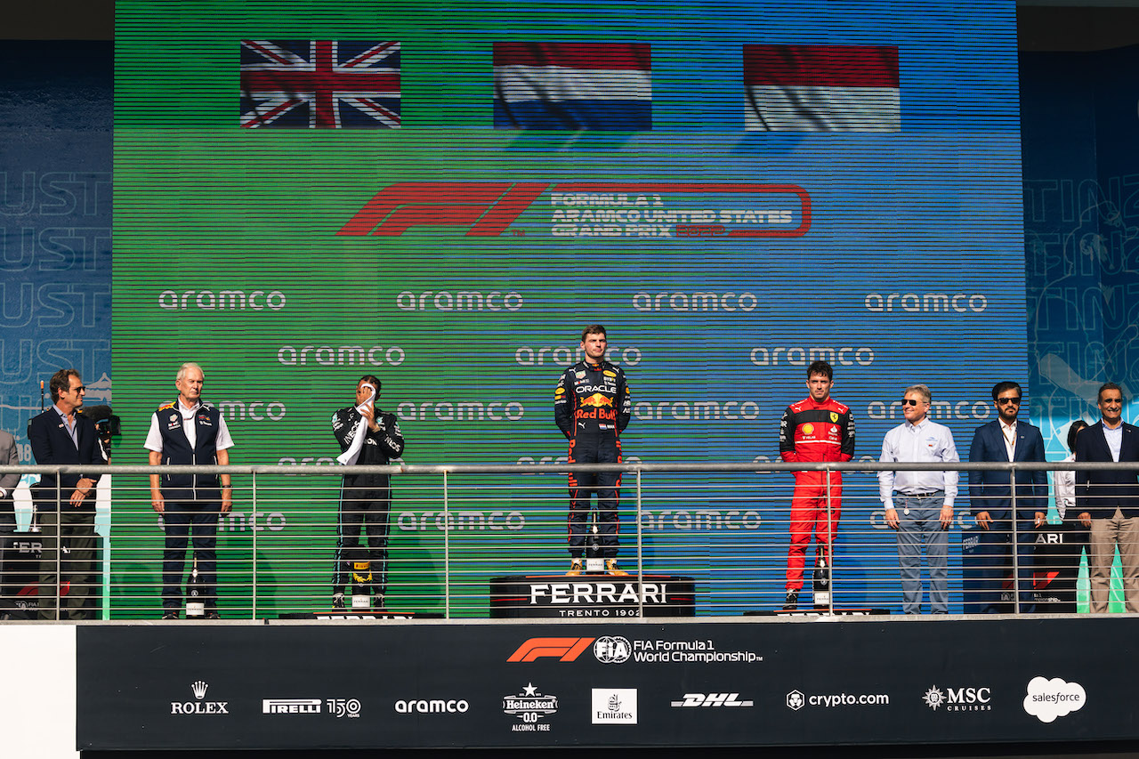 GP STATI UNITI, The podium (L to R): Dr Helmut Marko (AUT) Red Bull Motorsport Consultant; Lewis Hamilton (GBR) Mercedes AMG F1, second; Max Verstappen (NLD) Red Bull Racing, vincitore; Charles Leclerc (MON) Ferrari, third.
23.10.2022. Formula 1 World Championship, Rd 19, United States Grand Prix, Austin, Texas, USA, Gara Day.
- www.xpbimages.com, EMail: requests@xpbimages.com © Copyright: Bearne / XPB Images