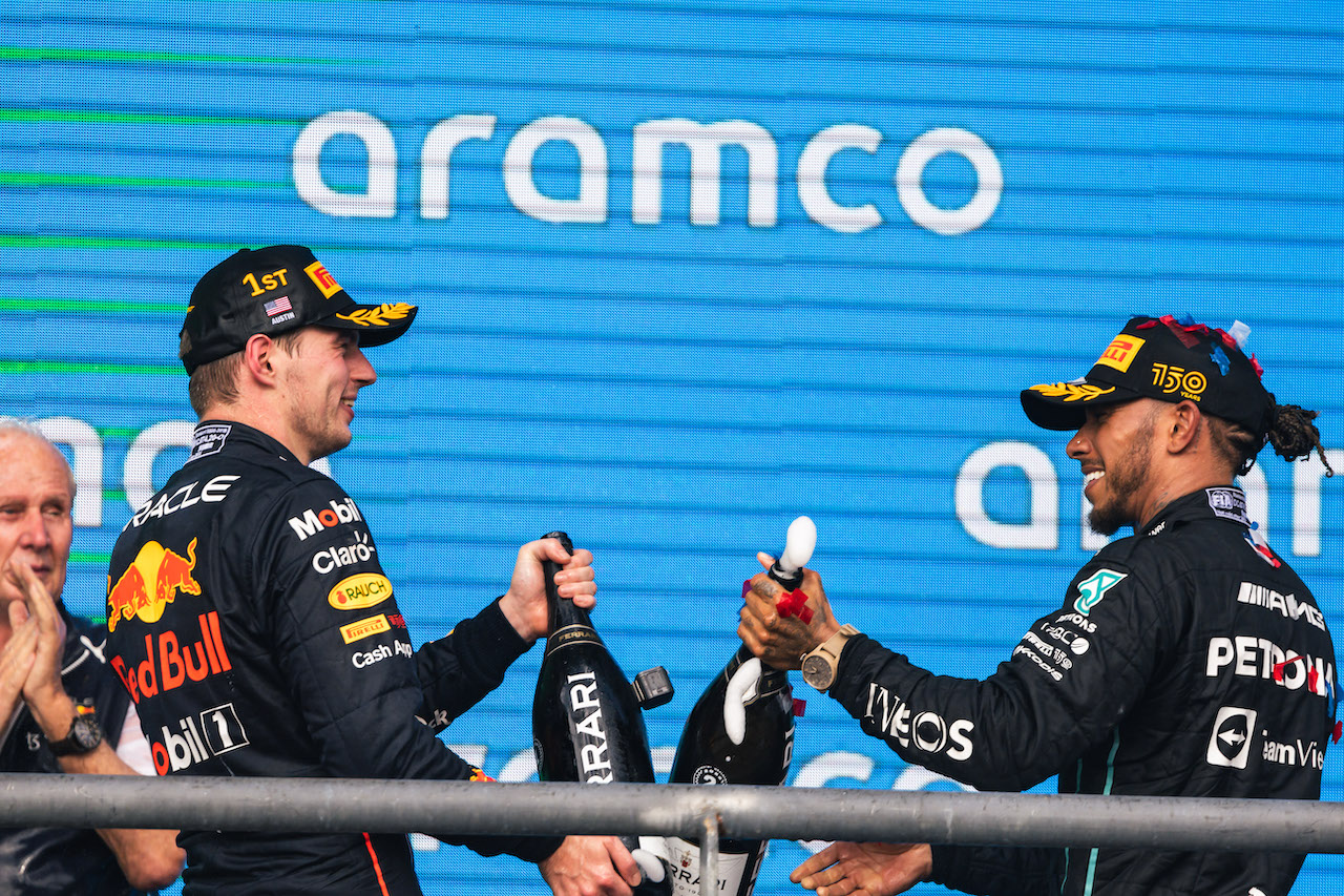 GP STATI UNITI, (L to R): Gara winner Max Verstappen (NLD) Red Bull Racing celebrates with Lewis Hamilton (GBR) Mercedes AMG F1 on the podium.
23.10.2022. Formula 1 World Championship, Rd 19, United States Grand Prix, Austin, Texas, USA, Gara Day.
- www.xpbimages.com, EMail: requests@xpbimages.com © Copyright: Bearne / XPB Images