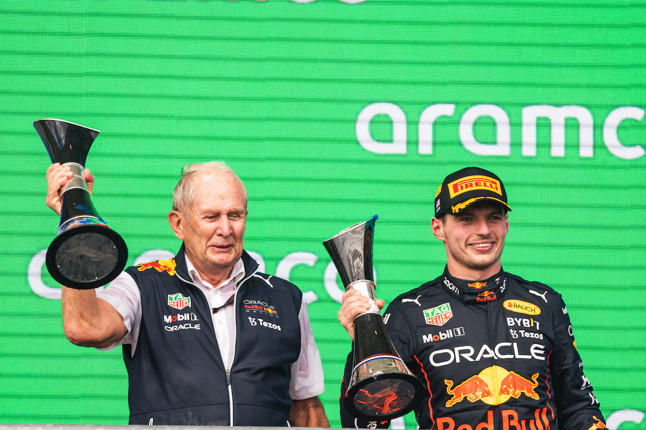 GP STATI UNITI, (L to R): Dr Helmut Marko (AUT) Red Bull Motorsport Consultant celebrates on the podium with Max Verstappen (NLD) Red Bull Racing.
23.10.2022. Formula 1 World Championship, Rd 19, United States Grand Prix, Austin, Texas, USA, Gara Day.
- www.xpbimages.com, EMail: requests@xpbimages.com © Copyright: Bearne / XPB Images