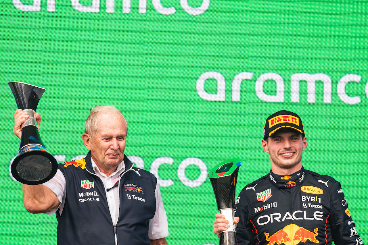 GP STATI UNITI, (L to R): Dr Helmut Marko (AUT) Red Bull Motorsport Consultant celebrates on the podium with Max Verstappen (NLD) Red Bull Racing.
23.10.2022. Formula 1 World Championship, Rd 19, United States Grand Prix, Austin, Texas, USA, Gara Day.
- www.xpbimages.com, EMail: requests@xpbimages.com © Copyright: Bearne / XPB Images