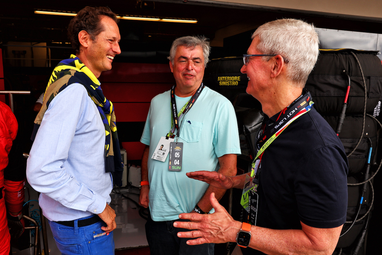 GP STATI UNITI, Lapo Elkann (USA) LA Holding, Italia Independent e Independent Ideas President (Left) with Tim Cook (USA) Apple 
Chief Executive Officer (Right).
23.10.2022. Formula 1 World Championship, Rd 19, United States Grand Prix, Austin, Texas, USA, Gara Day.
- www.xpbimages.com, EMail: requests@xpbimages.com © Copyright: Batchelor / XPB Images