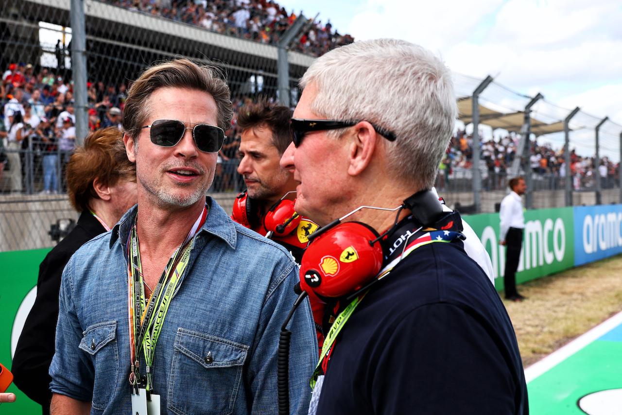 GP STATI UNITI, (L to R): Brad Pitt (USA) Actor with Tim Cook (USA) Apple Chief Executive Officer on the grid.
23.10.2022. Formula 1 World Championship, Rd 19, United States Grand Prix, Austin, Texas, USA, Gara Day.
- www.xpbimages.com, EMail: requests@xpbimages.com © Copyright: Batchelor / XPB Images