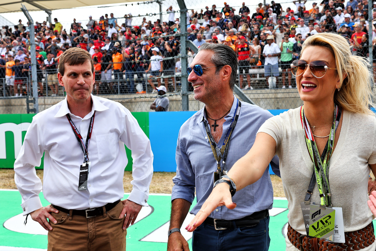 GP STATI UNITI, Tavo Hellmund (USA) Former COTA Promotor with Carlos Slim Domit (MEX) Chairman of America Movil on the grid.
23.10.2022. Formula 1 World Championship, Rd 19, United States Grand Prix, Austin, Texas, USA, Gara Day.
- www.xpbimages.com, EMail: requests@xpbimages.com © Copyright: Batchelor / XPB Images