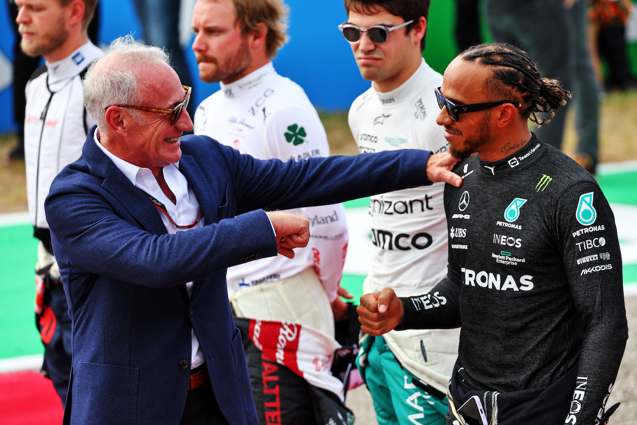 GP STATI UNITI, (L to R): Greg Maffei (USA) Liberty Media Corporation President e Chief Executive Officer with Lewis Hamilton (GBR) Mercedes AMG F1 on the grid.
23.10.2022. Formula 1 World Championship, Rd 19, United States Grand Prix, Austin, Texas, USA, Gara Day.
- www.xpbimages.com, EMail: requests@xpbimages.com © Copyright: Batchelor / XPB Images