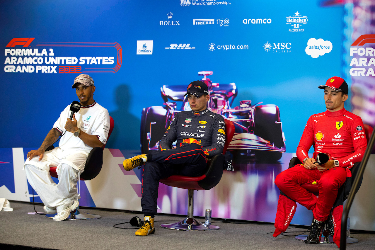 GP STATI UNITI, (L to R): Lewis Hamilton (GBR) Mercedes AMG F1; Max Verstappen (NLD) Red Bull Racing; e Charles Leclerc (MON) Ferrari, in the post race FIA Press Conference.
23.10.2022. Formula 1 World Championship, Rd 19, United States Grand Prix, Austin, Texas, USA, Gara Day.
- www.xpbimages.com, EMail: requests@xpbimages.com © Copyright: XPB Images