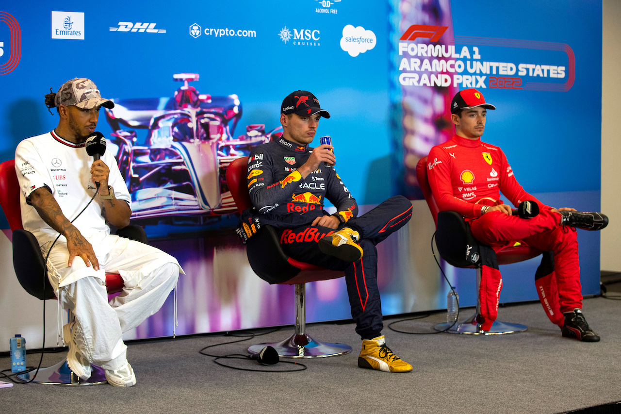 GP STATI UNITI, (L to R): Lewis Hamilton (GBR) Mercedes AMG F1; Max Verstappen (NLD) Red Bull Racing; e Charles Leclerc (MON) Ferrari, in the post race FIA Press Conference.
23.10.2022. Formula 1 World Championship, Rd 19, United States Grand Prix, Austin, Texas, USA, Gara Day.
- www.xpbimages.com, EMail: requests@xpbimages.com © Copyright: XPB Images