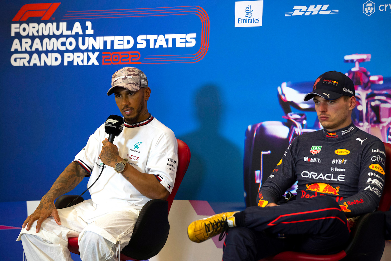 GP STATI UNITI, (L to R): Lewis Hamilton (GBR) Mercedes AMG F1 e Max Verstappen (NLD) Red Bull Racing in the FIA Press Conference.
23.10.2022. Formula 1 World Championship, Rd 19, United States Grand Prix, Austin, Texas, USA, Gara Day.
- www.xpbimages.com, EMail: requests@xpbimages.com © Copyright: XPB Images