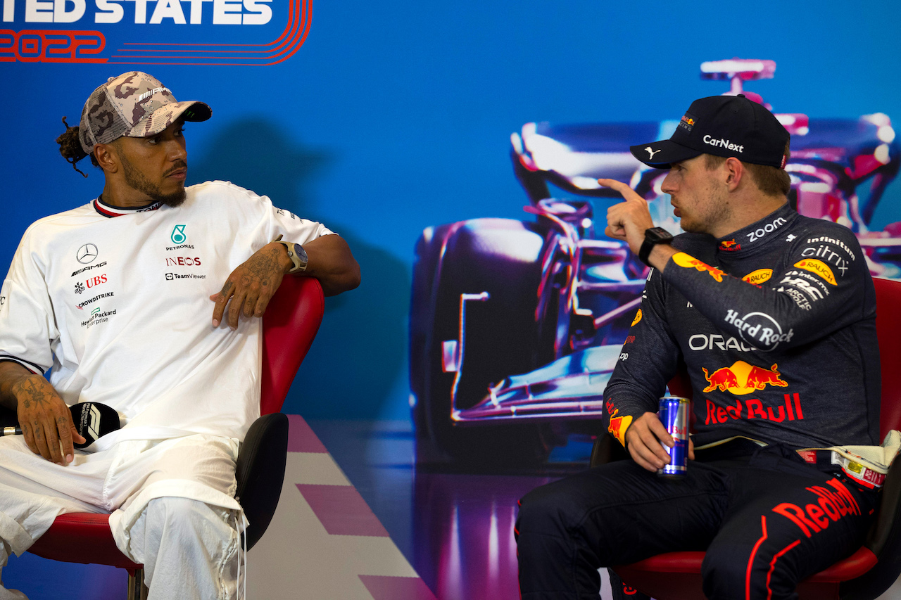 GP STATI UNITI, (L to R): Lewis Hamilton (GBR) Mercedes AMG F1 e Max Verstappen (NLD) Red Bull Racing in the FIA Press Conference.
23.10.2022. Formula 1 World Championship, Rd 19, United States Grand Prix, Austin, Texas, USA, Gara Day.
- www.xpbimages.com, EMail: requests@xpbimages.com © Copyright: XPB Images
