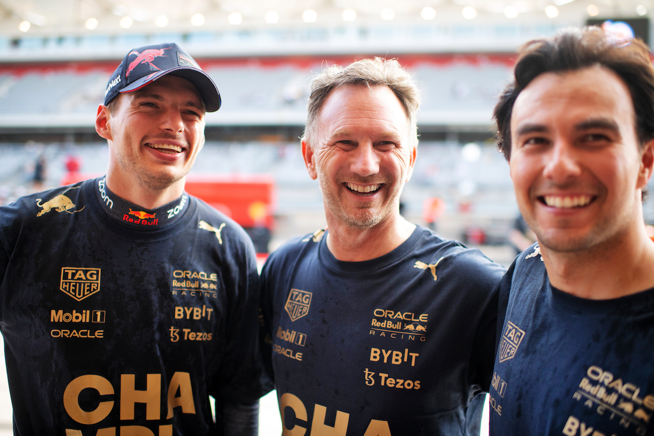 GP STATI UNITI, (L to R): Max Verstappen (NLD) Red Bull Racing; Christian Horner (GBR) Red Bull Racing Team Principal e Sergio Perez (MEX) Red Bull Racing celebrate winning the Constructors' World Championship.
23.10.2022. Formula 1 World Championship, Rd 19, United States Grand Prix, Austin, Texas, USA, Gara Day.
- www.xpbimages.com, EMail: requests@xpbimages.com © Copyright: Price / XPB Images