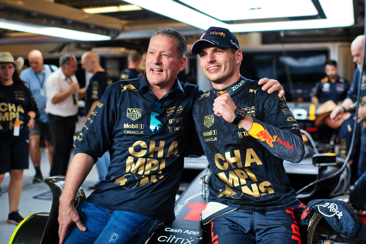GP STATI UNITI, (L to R): Jos Verstappen (NLD) e his son Max Verstappen (NLD) Red Bull Racing celebrate winning the Constructors' World Championship.
23.10.2022. Formula 1 World Championship, Rd 19, United States Grand Prix, Austin, Texas, USA, Gara Day.
- www.xpbimages.com, EMail: requests@xpbimages.com © Copyright: Price / XPB Images