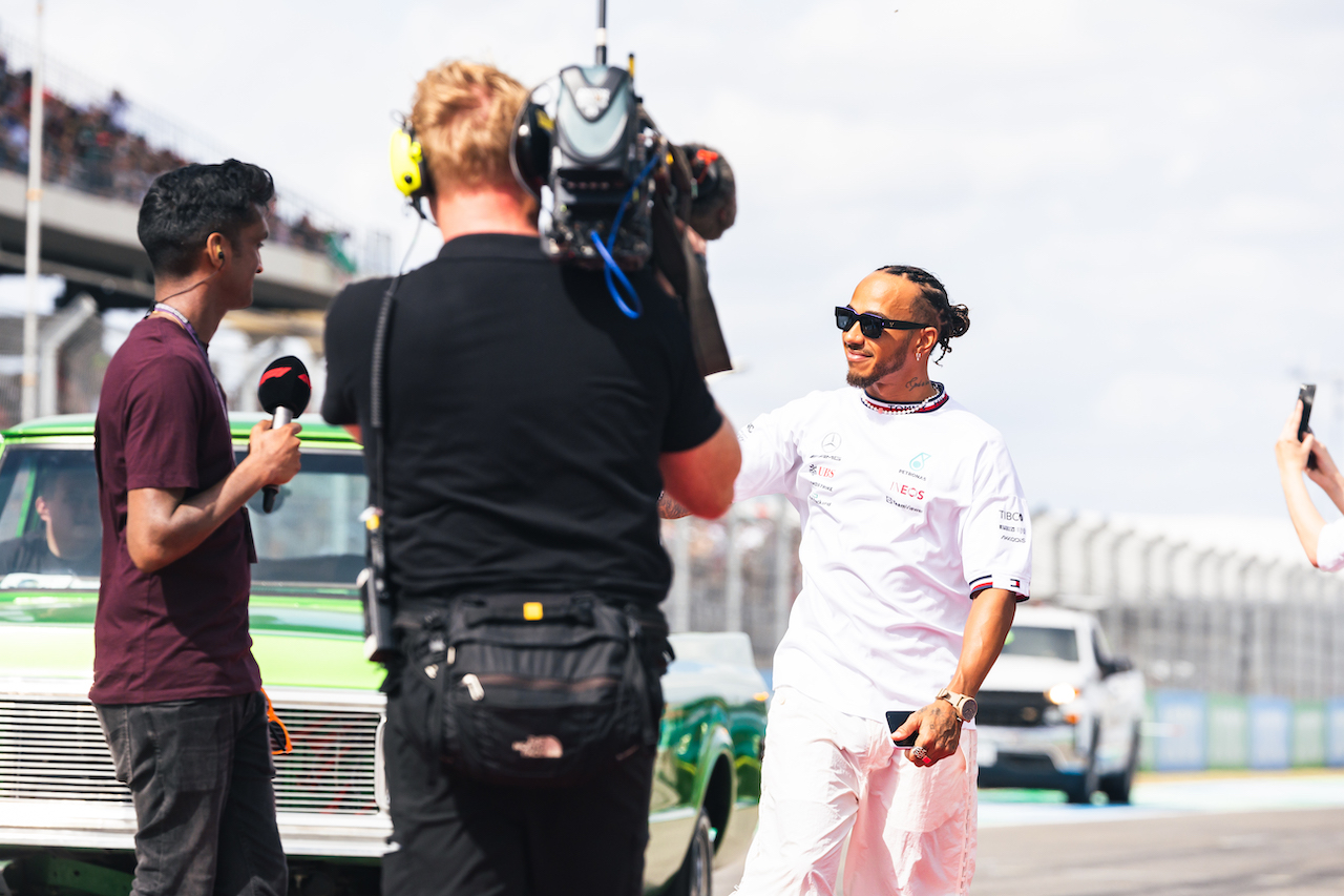 GP STATI UNITI, Lewis Hamilton (GBR) Mercedes AMG F1 with Lawrence Barretto (GBR) Formula 1 Senior Writer Editor on the drivers parade.
23.10.2022. Formula 1 World Championship, Rd 19, United States Grand Prix, Austin, Texas, USA, Gara Day.
- www.xpbimages.com, EMail: requests@xpbimages.com © Copyright: Bearne / XPB Images