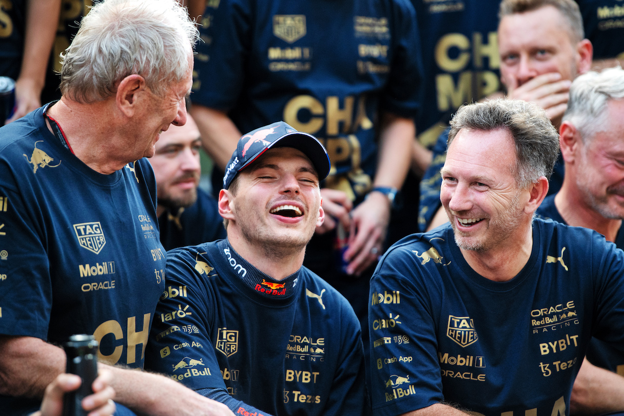 GP STATI UNITI, (L to R): Dr Helmut Marko (AUT) Red Bull Motorsport Consultant; Max Verstappen (NLD) Red Bull Racing; e Christian Horner (GBR) Red Bull Racing Team Principal celebrate winning the Constructors' World Championship with the team.
23.10.2022. Formula 1 World Championship, Rd 19, United States Grand Prix, Austin, Texas, USA, Gara Day.
- www.xpbimages.com, EMail: requests@xpbimages.com © Copyright: Price / XPB Images