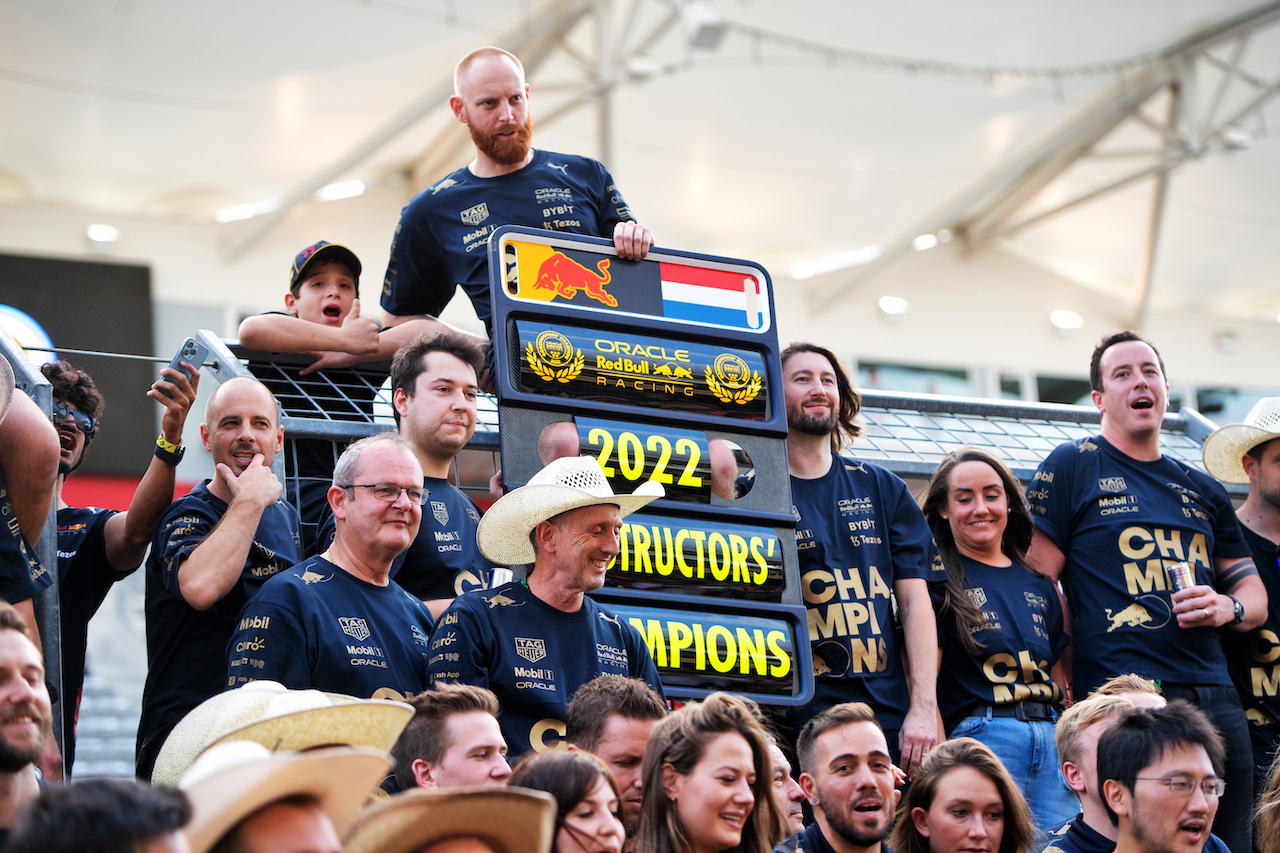 GP STATI UNITI, Red Bull Racing celebrate winning the Constructors' World Championship.
23.10.2022. Formula 1 World Championship, Rd 19, United States Grand Prix, Austin, Texas, USA, Gara Day.
- www.xpbimages.com, EMail: requests@xpbimages.com © Copyright: Price / XPB Images