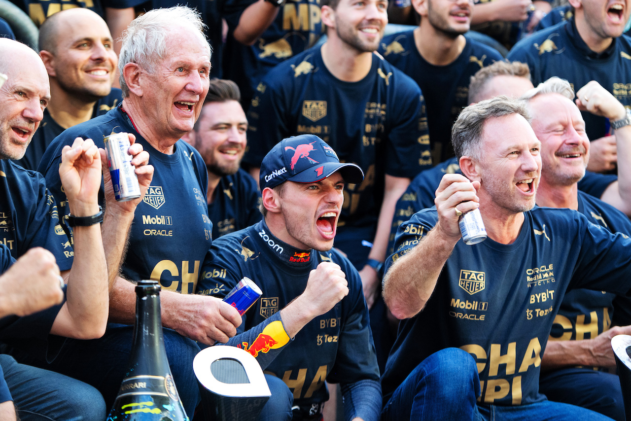 GP STATI UNITI, (L to R): Dr Helmut Marko (AUT) Red Bull Motorsport Consultant; Max Verstappen (NLD) Red Bull Racing; e Christian Horner (GBR) Red Bull Racing Team Principal celebrate winning the Constructors' World Championship with the team.
23.10.2022. Formula 1 World Championship, Rd 19, United States Grand Prix, Austin, Texas, USA, Gara Day.
- www.xpbimages.com, EMail: requests@xpbimages.com © Copyright: Price / XPB Images