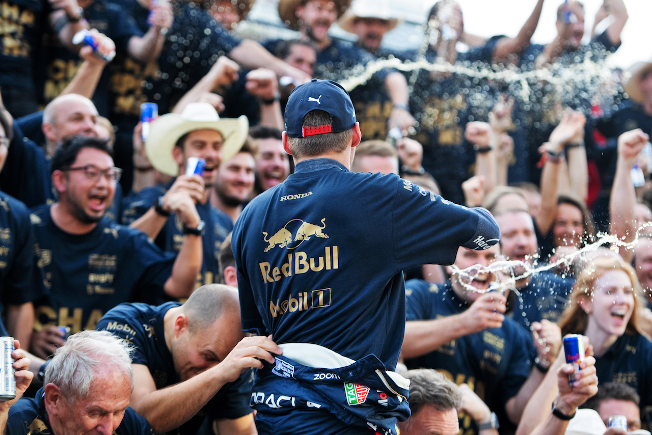 GP STATI UNITI, Max Verstappen (NLD) Red Bull Racing celebrates winning the Constructors' World Championship with the team.
23.10.2022. Formula 1 World Championship, Rd 19, United States Grand Prix, Austin, Texas, USA, Gara Day.
- www.xpbimages.com, EMail: requests@xpbimages.com © Copyright: Price / XPB Images