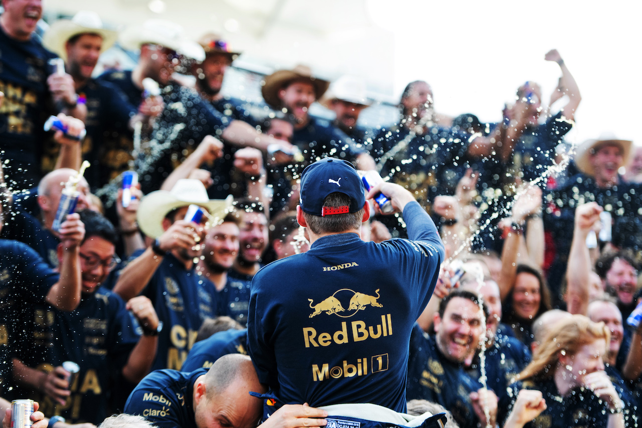 GP STATI UNITI, Max Verstappen (NLD) Red Bull Racing celebrates winning the Constructors' World Championship.
23.10.2022. Formula 1 World Championship, Rd 19, United States Grand Prix, Austin, Texas, USA, Gara Day.
- www.xpbimages.com, EMail: requests@xpbimages.com © Copyright: Price / XPB Images