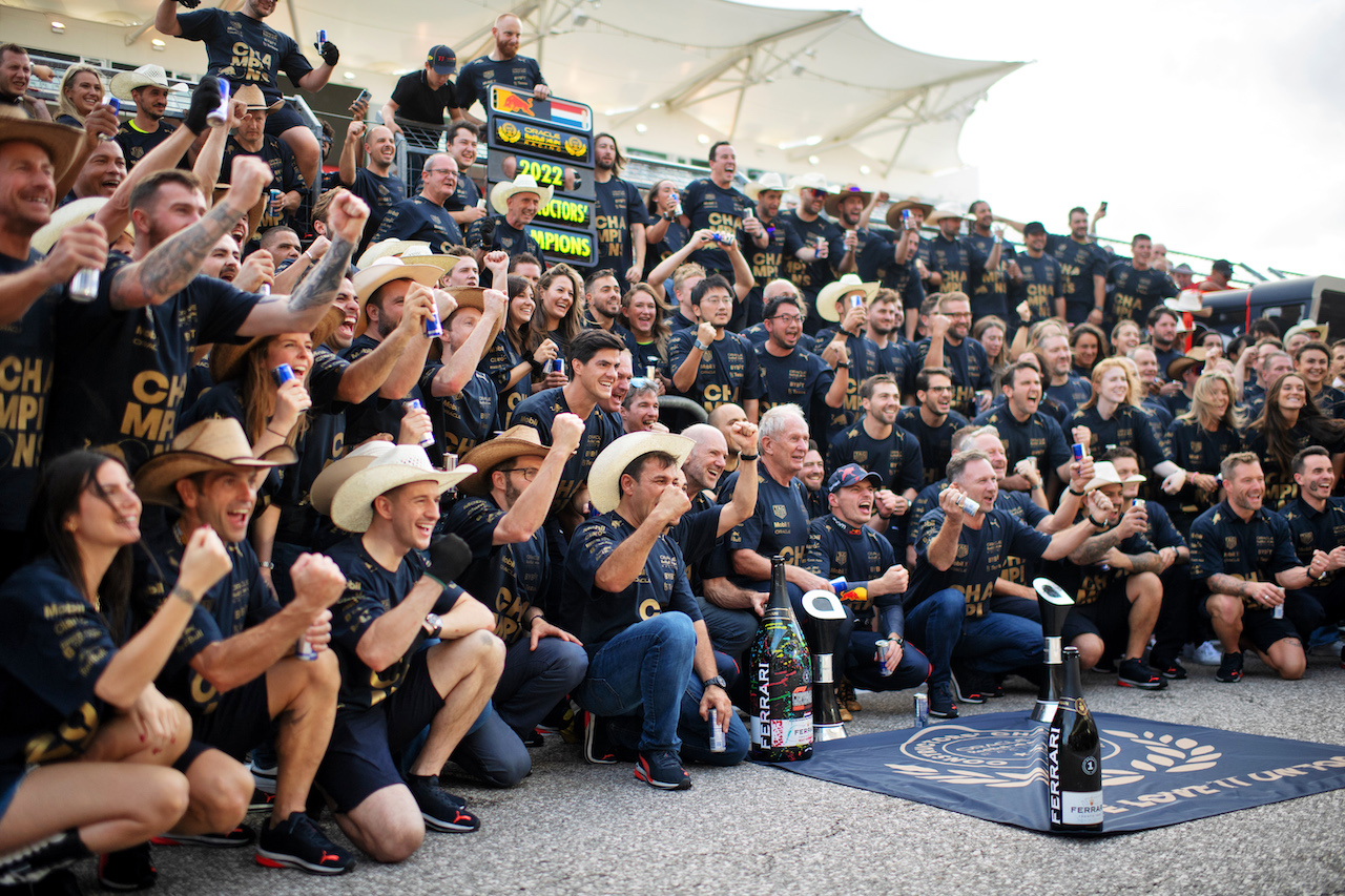GP STATI UNITI, Red Bull Racing celebrate winning the Constructors' World Championship.
23.10.2022. Formula 1 World Championship, Rd 19, United States Grand Prix, Austin, Texas, USA, Gara Day.
- www.xpbimages.com, EMail: requests@xpbimages.com © Copyright: Price / XPB Images