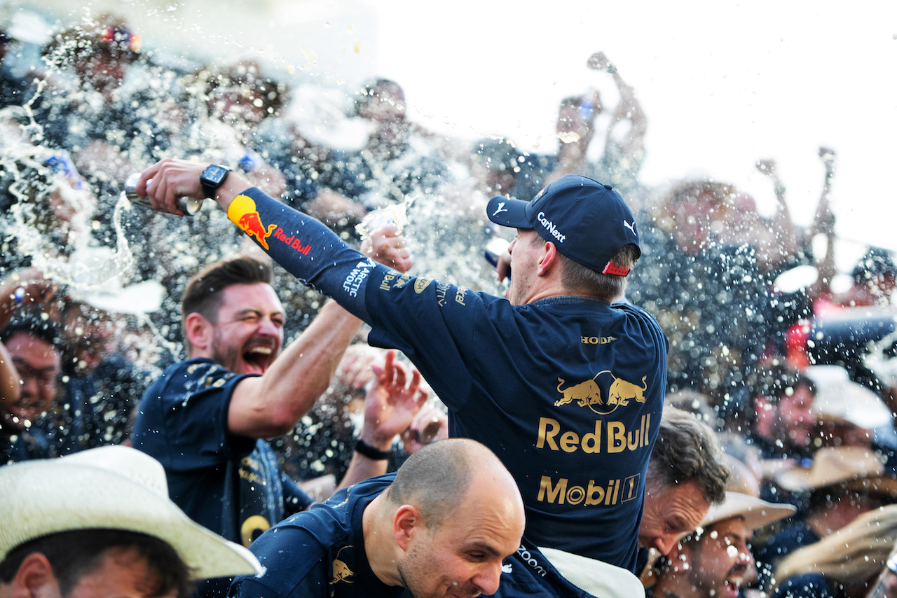 GP STATI UNITI, Max Verstappen (NLD) Red Bull Racing celebrates winning the Constructors' World Championship with the team.
23.10.2022. Formula 1 World Championship, Rd 19, United States Grand Prix, Austin, Texas, USA, Gara Day.
- www.xpbimages.com, EMail: requests@xpbimages.com © Copyright: Price / XPB Images