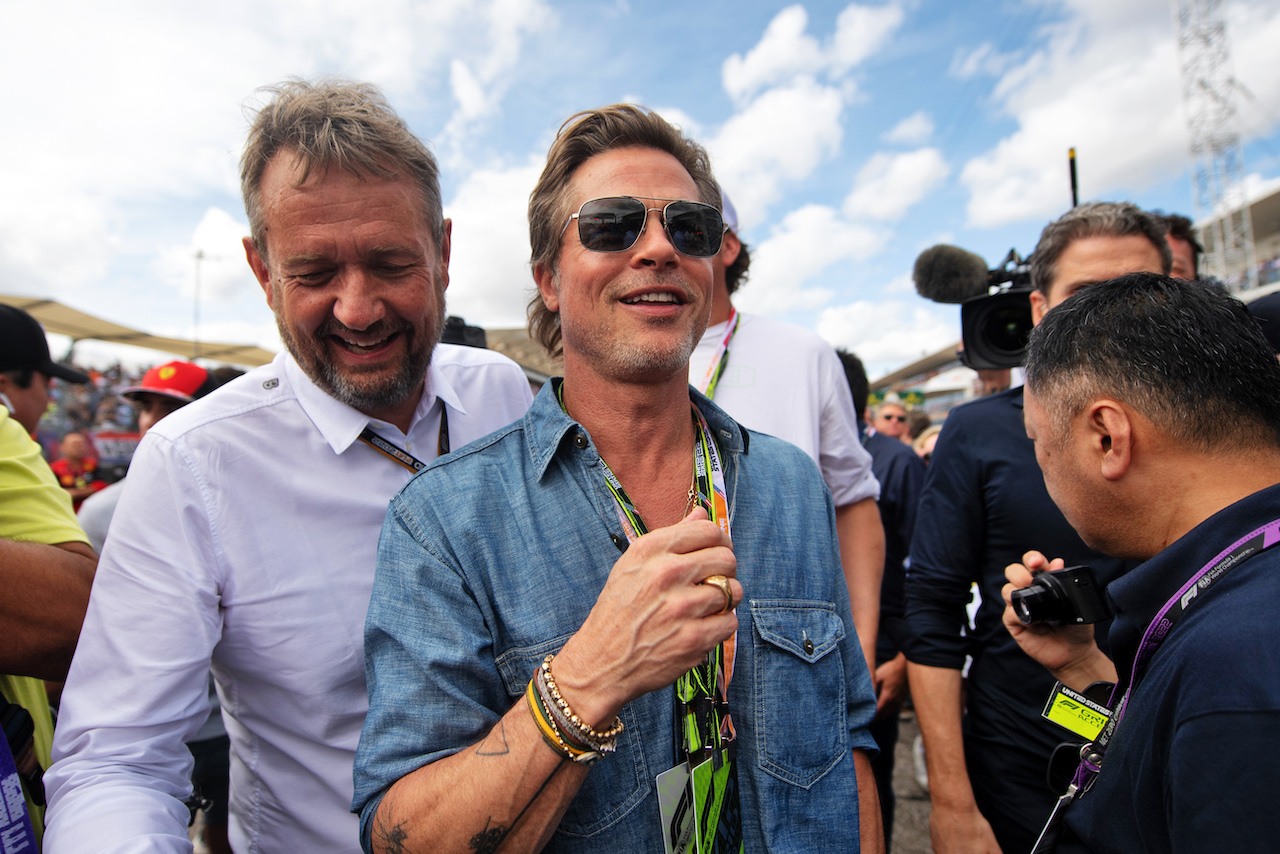 GP STATI UNITI, Brad Pitt (USA) Actor with Steve Nielsen (GBR) FOM Sporting Director on the grid.
23.10.2022. Formula 1 World Championship, Rd 19, United States Grand Prix, Austin, Texas, USA, Gara Day.
- www.xpbimages.com, EMail: requests@xpbimages.com © Copyright: Price / XPB Images